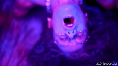 Bebo masturbas sur fotilo kaj alportas sin al orgasmo.